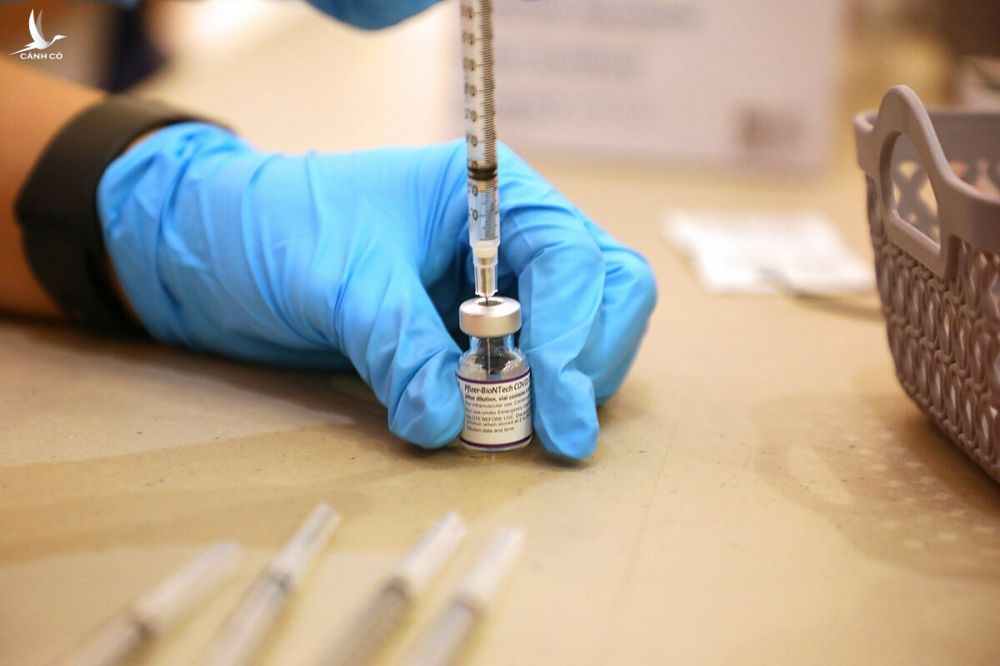 Nhân viên y tế chuẩn bị một liều vaccine Covid-19 tại San Rafael, California, tháng 9/2021. Ảnh: NY Times