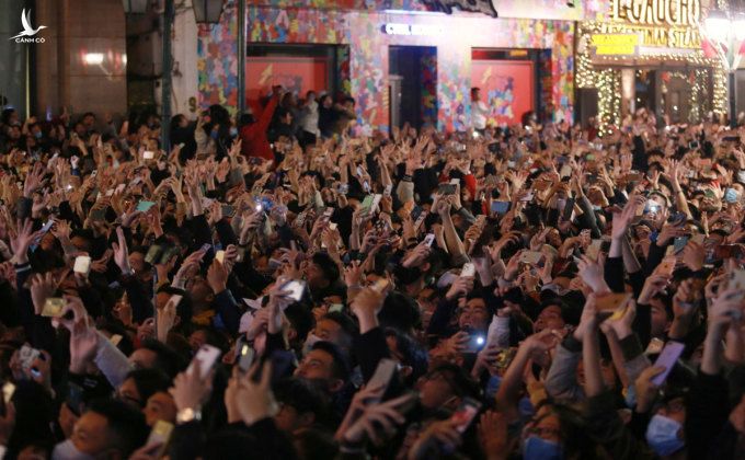 Hàng nghìn người giơ tay lên cùng đếm ngược chào năm mới ở khu vực Hồ Gươm, đêm 31/12/2020. Ảnh: Ngọc Thành