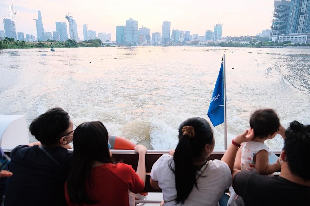 Từ 10.12, người Sài Gòn được đi buýt sông vào ban đêm, ngắm thành phố - ảnh 2