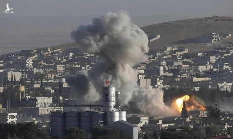 Khói bụi bốc lên sau một cuộc không kích của Mỹ tại thị trấn Kobani, Syria, hồi tháng 10/2014. Ảnh: Reuters.