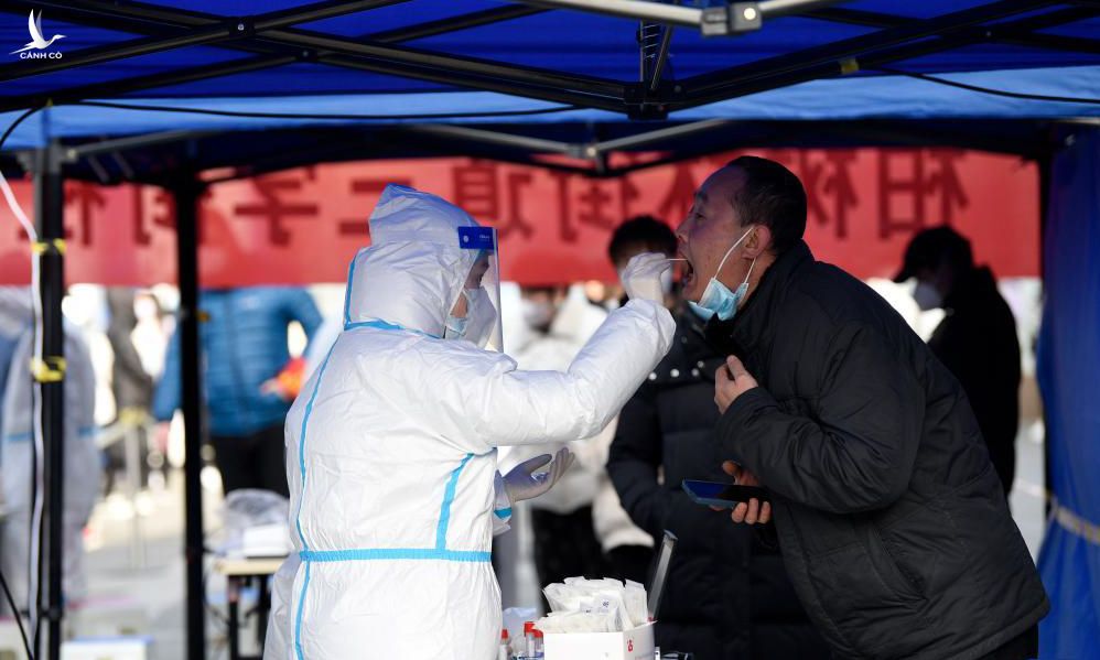 Nhân viên y tế lấy mẫu xét nghiệm Covid-19 tại thành phố Tây An, tỉnh Thiểm Tây hôm 17/12. Ảnh: Xinhua.