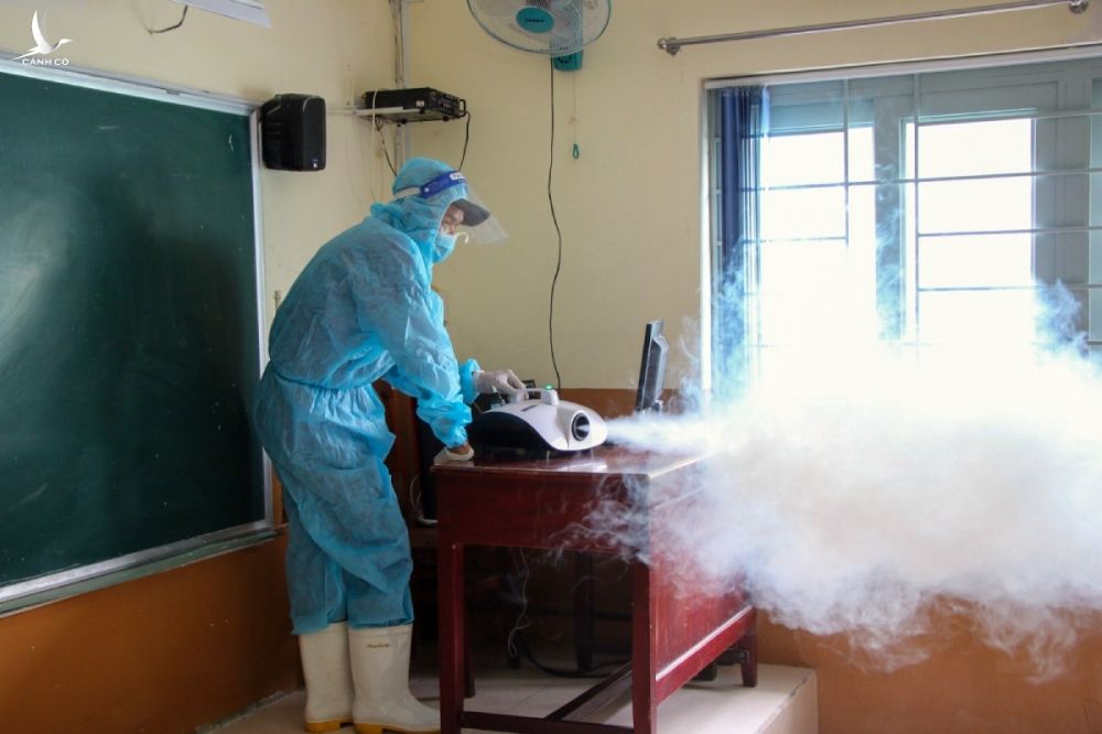 Trường THPT Nguyễn Du vệ sinh, khử khuẩn phòng học sau thời gian được trưng dụng làm bệnh viện dã chiến, chiều 1/12. Ảnh: Nhà trường cung cấp