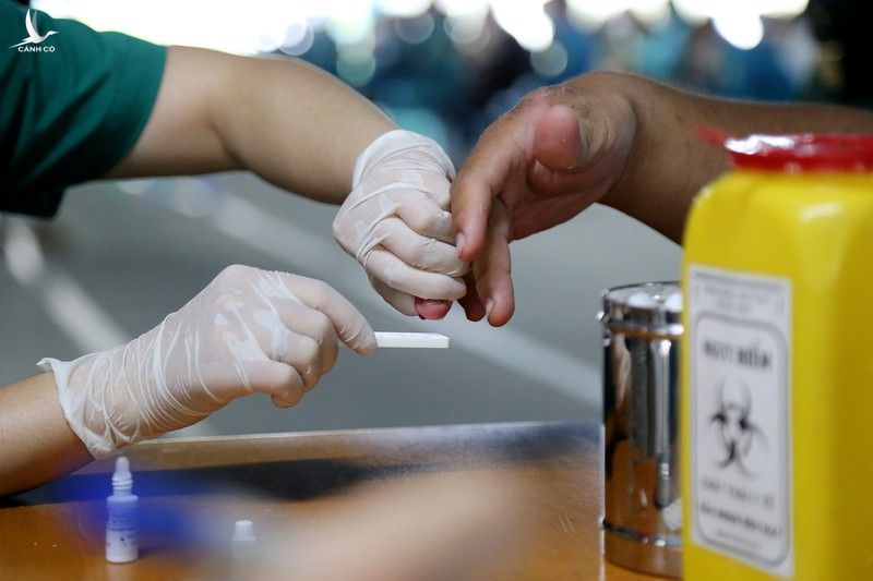 Chùm ảnh: Ngày đầu tiêm mũi nhắc lại vaccine phòng COVID-19 ở TP.HCM - ảnh 2