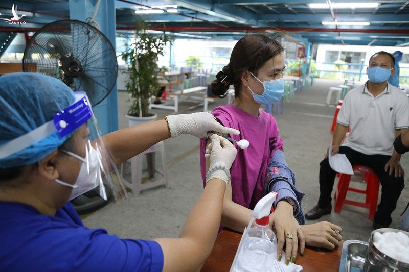 Chùm ảnh: Ngày đầu tiêm mũi nhắc lại vaccine phòng COVID-19 ở TP.HCM - ảnh 6