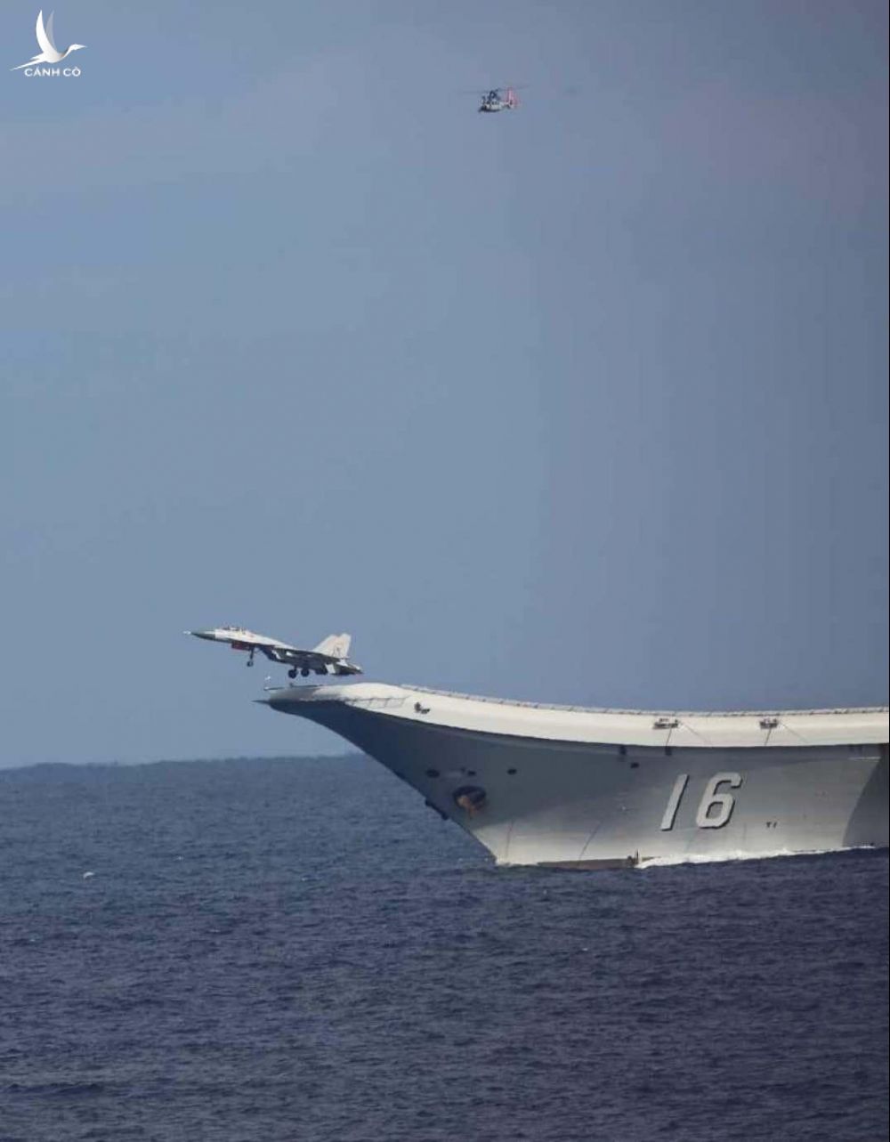 'Tàu sân bay' Nhật Bản xuất hiện gần tàu Liêu Ninh của Trung Quốc - ảnh 3