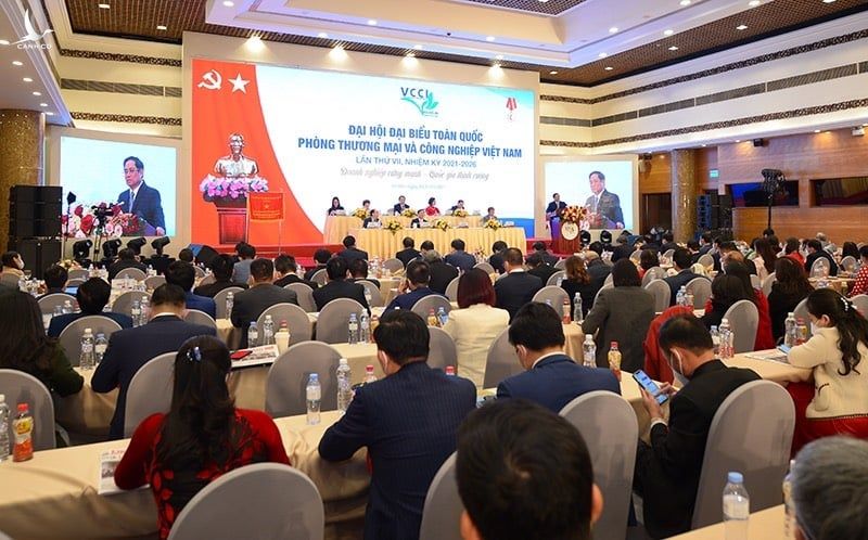 Các doanh nghiệp, doanh nhân dự đại hội đại biểu VCCI lần thứ VII, ngày 31/12. Ảnh: Hồng Minh