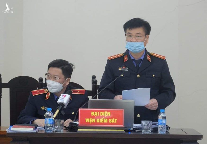 Đại diện VKSND Hà Nội thực hiện quyền công tố tại phiên xét xử. Ảnh: Nam Anh