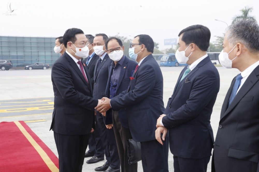Chủ tịch Quốc hội Vương Đình Huệ bắt tay các đại biểu trước khi lên đường thăm chính thức Hàn Quốc, Ấn Độ. Ảnh: Doãn Tấn/TTXVN