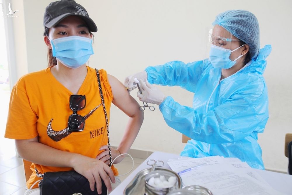 Người dân Hà Nội tiêm vaccine Covid-19, tháng 9/2021. Ảnh: Giang Huy
