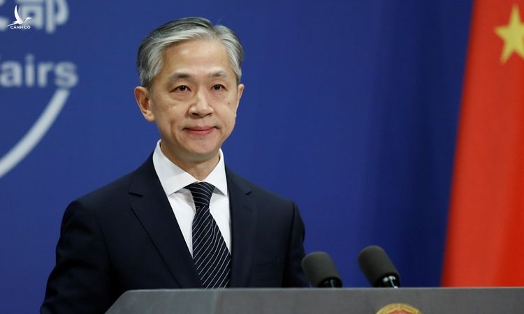 Phát ngôn viên Bộ Ngoại giao Trung Quốc Uông Văn Bân tại cuộc họp ở Bắc Kinh hồi tháng 11/2020. Ảnh: Reuters.