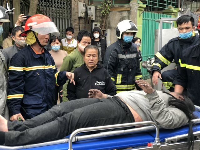Người đàn ông bất chấp nguy hiểm cứu sống bé gái trong ngôi nhà cháy dữ dội ở Hà Nội