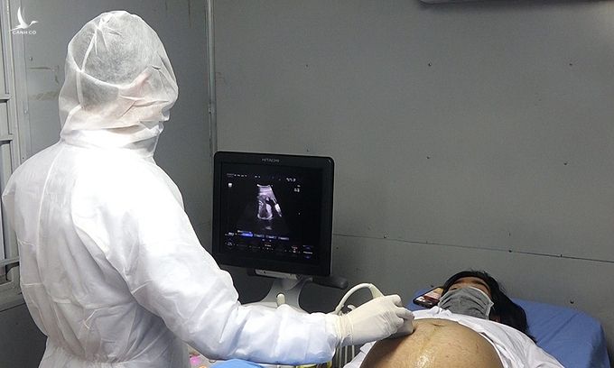 Một thai phụ được siêu âm trong phòng cách ly, Bệnh viện Phụ sản Trung ương. Ảnh: Lê Nga.
