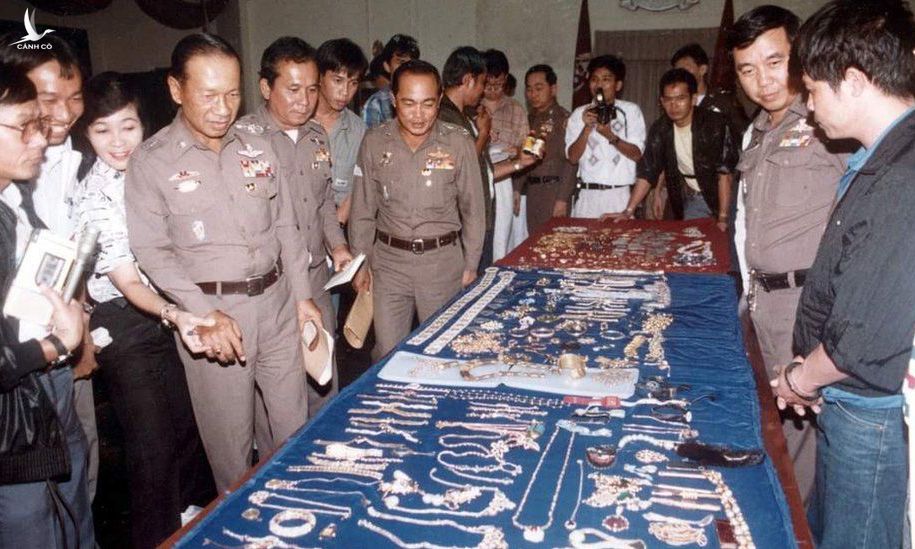 Cảnh sát Thái Lan trưng bày một số trang sức thu hồi từ vụ trộm ở Arab Saudi năm 1989. Ảnh:Khaosod.