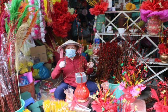 Người dân đổ dồn chiều 28 Tết, chợ hoa tươi lớn nhất TPHCM đông nghẹt ảnh 4