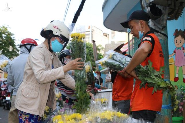 Người dân đổ dồn chiều 28 Tết, chợ hoa tươi lớn nhất TPHCM đông nghẹt ảnh 8