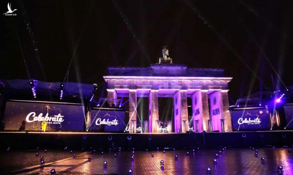 Sự kiện đón năm mới tại Đức năm nay tổ chức gần Cổng Brandenburg ở thủ đô Berlin với quy mô khá hạn chế và được phát sóng trên các kênh truyền hình. Ảnh: Getty