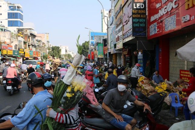 Người dân đổ dồn chiều 28 Tết, chợ hoa tươi lớn nhất TPHCM đông nghẹt ảnh 12
