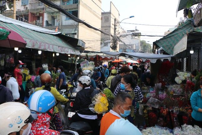 Người dân đổ dồn chiều 28 Tết, chợ hoa tươi lớn nhất TPHCM đông nghẹt ảnh 11