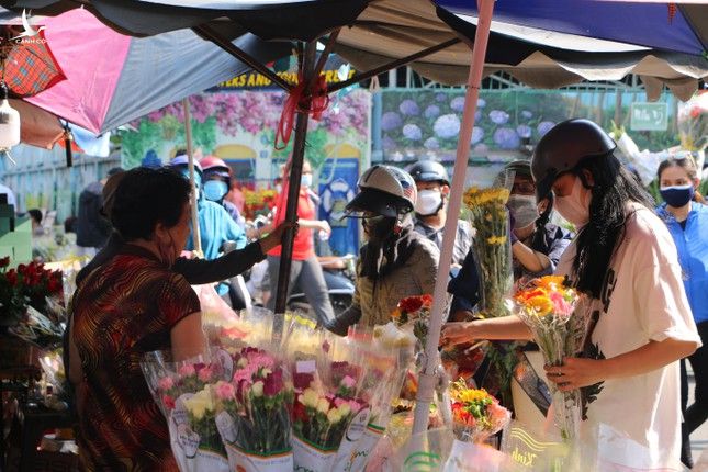 Người dân đổ dồn chiều 28 Tết, chợ hoa tươi lớn nhất TPHCM đông nghẹt ảnh 6