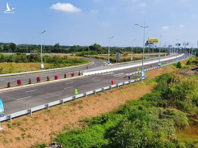 Chủ tịch nước phát lệnh thông xe kỹ thuật tuyến cao tốc Trung Lương - Mỹ Thuận - Ảnh 6.
