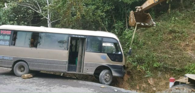 Xe khách chở 30 người về quê nghỉ Tết gặp sự cố đâm vào vách núi