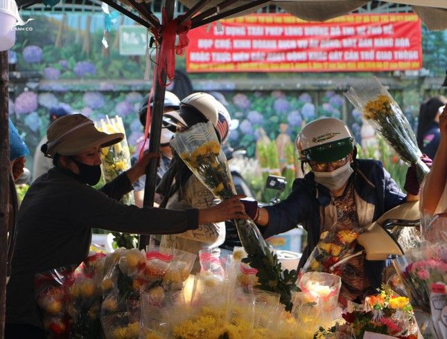 Người dân đổ dồn chiều 28 Tết, chợ hoa tươi lớn nhất TPHCM đông nghẹt ảnh 2
