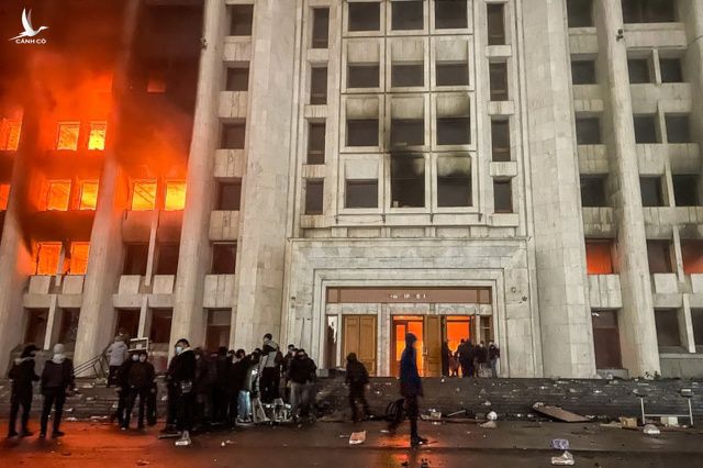 Được đánh giá là quốc gia ổn định, điều gì đã đẩy Kazakhstan vào cảnh chìm trong khói lửa?