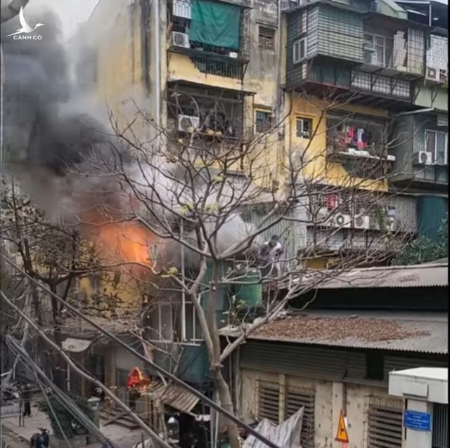 Người đàn ông bất chấp nguy hiểm cứu sống bé gái trong ngôi nhà cháy dữ dội ở Hà Nội