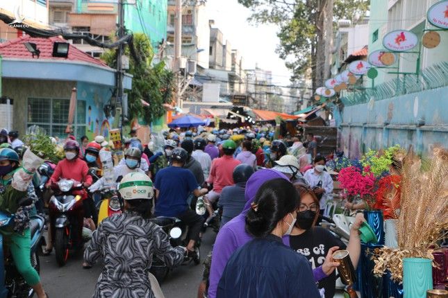 Người dân đổ dồn chiều 28 Tết, chợ hoa tươi lớn nhất TPHCM đông nghẹt ảnh 1