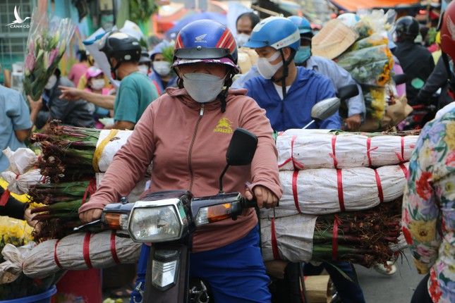 Người dân đổ dồn chiều 28 Tết, chợ hoa tươi lớn nhất TPHCM đông nghẹt ảnh 10