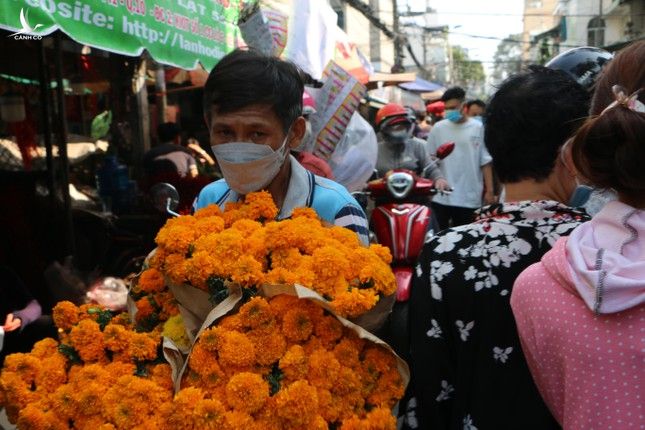 Người dân đổ dồn chiều 28 Tết, chợ hoa tươi lớn nhất TPHCM đông nghẹt ảnh 5