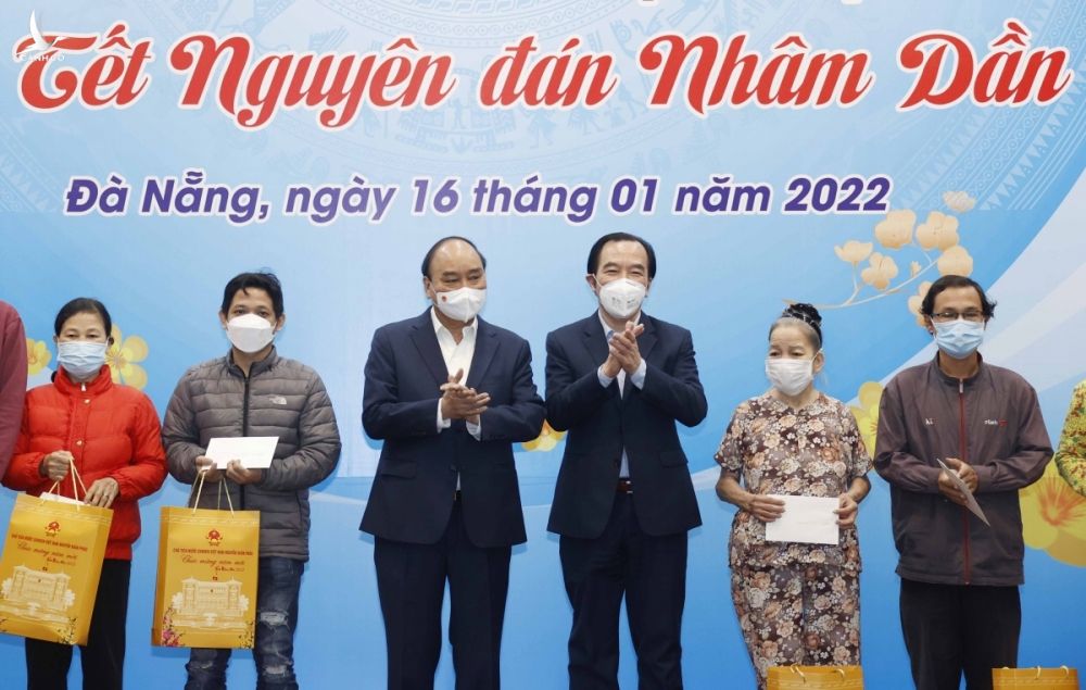 Chủ tịch nước Nguyễn Xuân Phúc bày tỏ chia sẻ với với những khó khăn mà các đối tượng chính sách, hộ gia đình gặp phải do đại dịch COVID-19.  