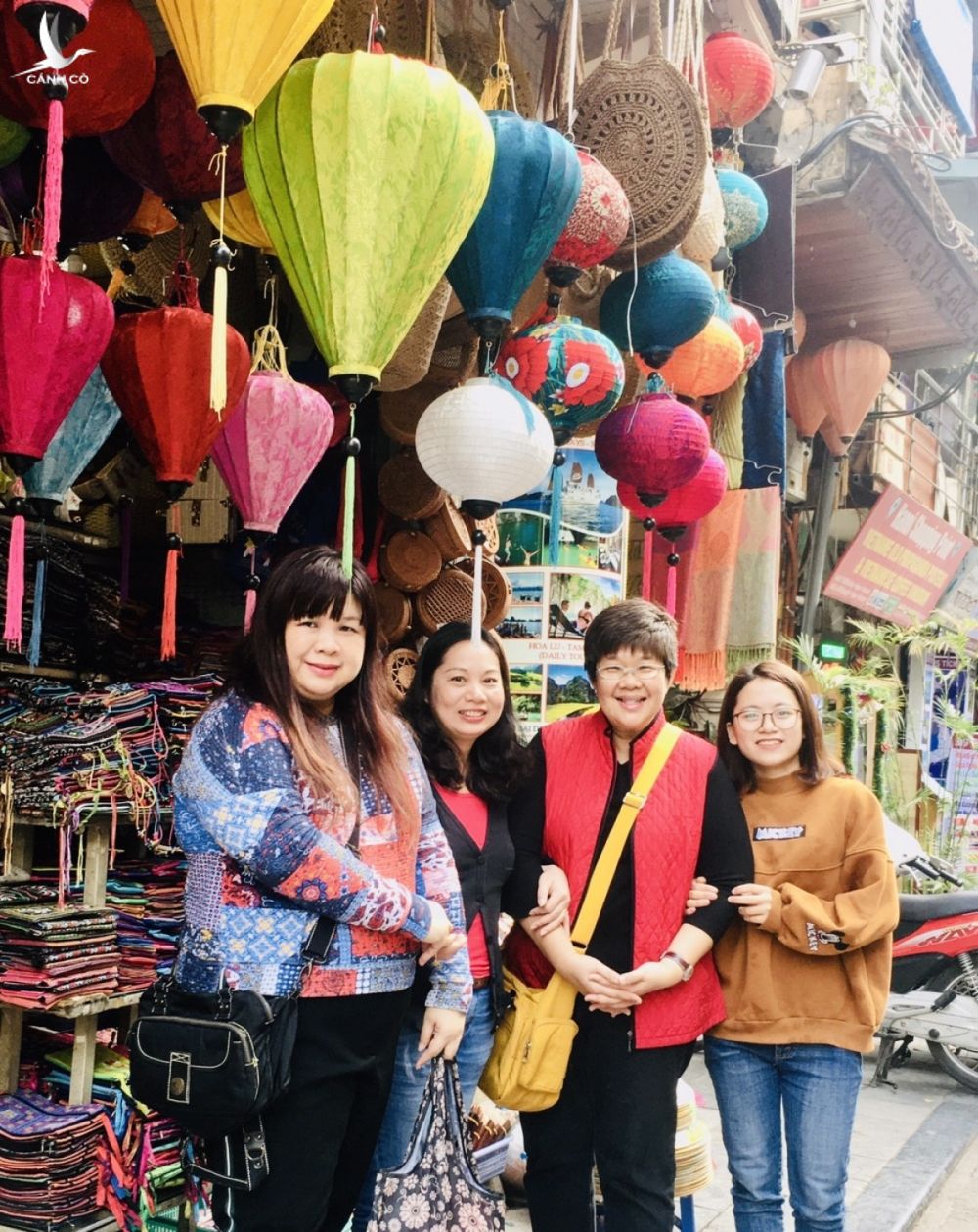 Khu phố cổ những ngày sầm uất. Chị Ngọc Linh (từ hai từ trái sang) chụp ảnh cùng khách hàng.