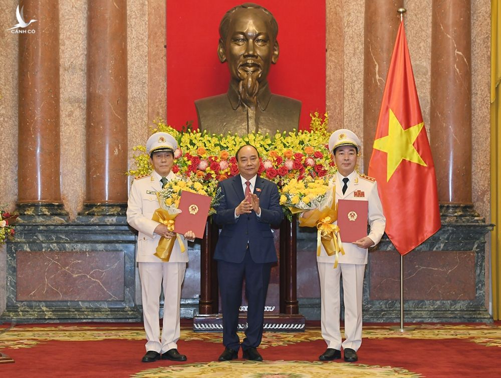 Chủ tịch nước Nguyễn Xuân Phúc trao quyết định cho hai thượng tướng. Ảnh: Xuân Hoa
