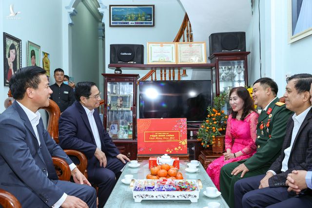 Thủ tướng dâng hương tưởng niệm Chủ tịch Hồ Chí Minh, thăm và chúc Tết tại tỉnh Thanh Hóa - Ảnh 6.