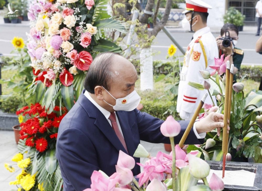 Chủ tịch nước Nguyễn Xuân Phúc dâng hương, dâng hoa tại Tượng đài Chủ tịch Hồ Chí Minh trong khuôn viên Bộ Tư lệnh TP.HCM