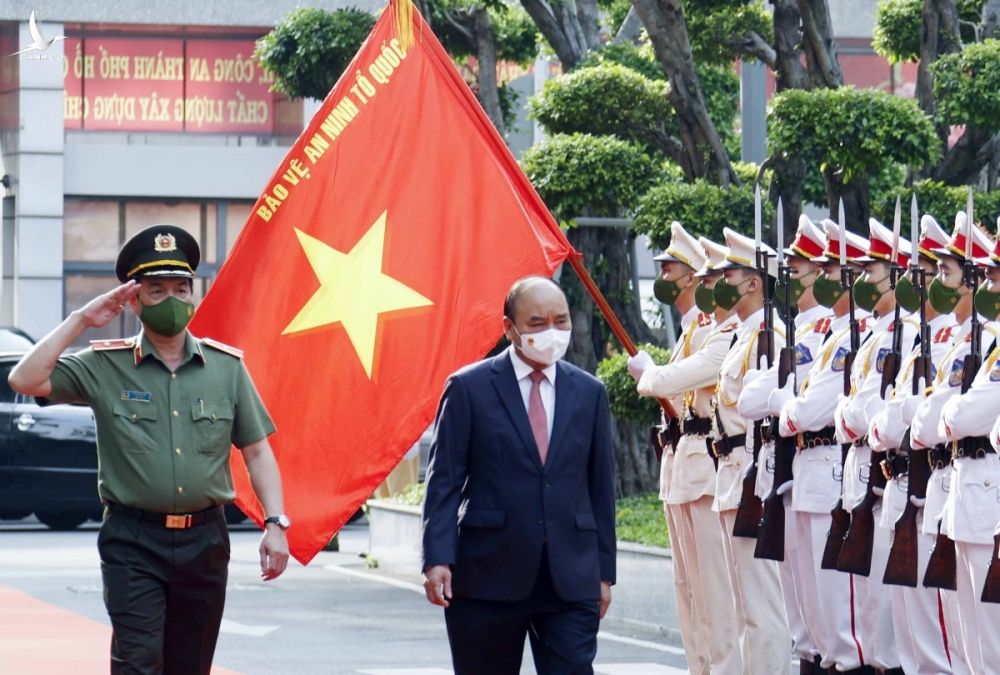 Chủ tịch nước Nguyễn Xuân Phúc duyệt Đội danh dự Công an Thành phố Hồ Chí Minh