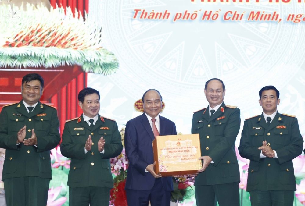 Chủ tịch nước Nguyễn Xuân Phúc tặng quà cán bộ, chiến sĩ Bộ Tư lệnh TPHCM