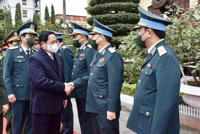 Thủ tướng chúc Tết quân dân Trường Sa, kiểm tra công tác sẵn sàng chiến đấu của Quân chủng Phòng không – Không quân - Ảnh 2.