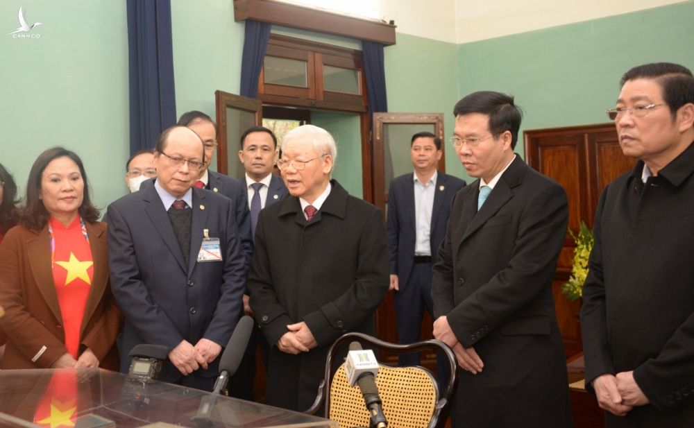Tổng Bí thư Nguyễn Phú Trọng nói chuyện thân mật với cán bộ nhân viên Khu di tích