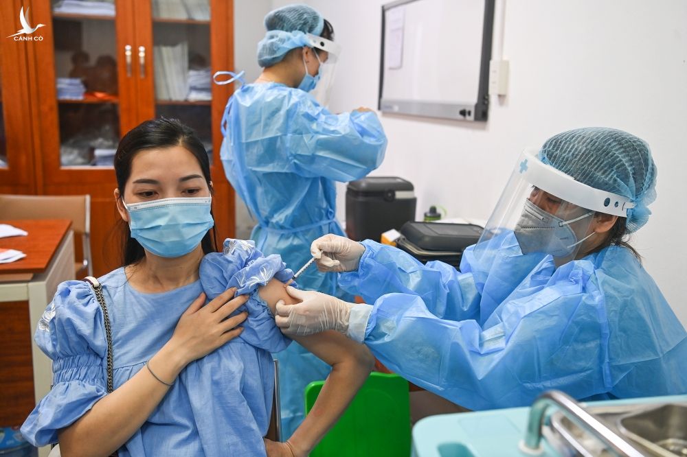 Tiêm vaccine cho bà bầu tại bệnh viện Thanh Nhàn, Hà Nội, tháng 9/2021. Ảnh: Giang Huy