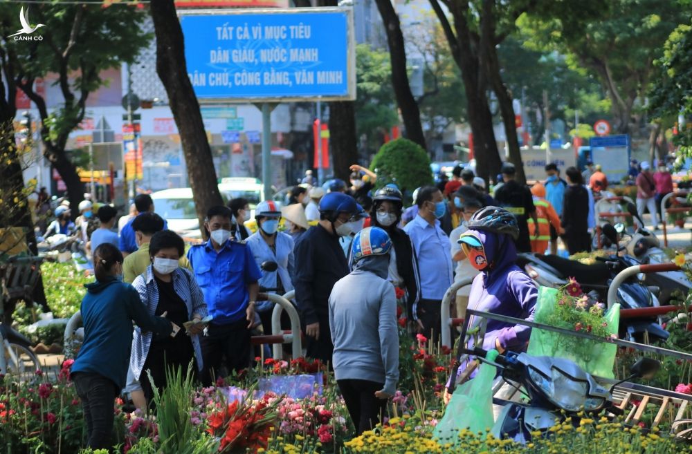 Giao thừa Nhâm Dần 2022: Không phải đập bỏ hoa giữa trung tâm TP.HCM, người bán mừng muốn khóc - ảnh 1