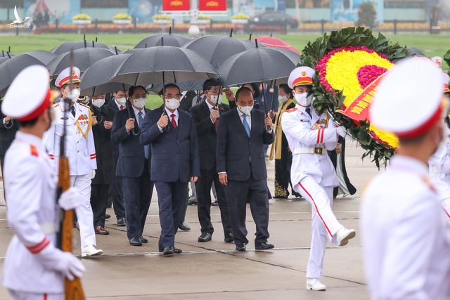 Lãnh đạo Đảng, Nhà nước vào Lăng viếng Chủ tịch Hồ Chí Minh - Ảnh 1.