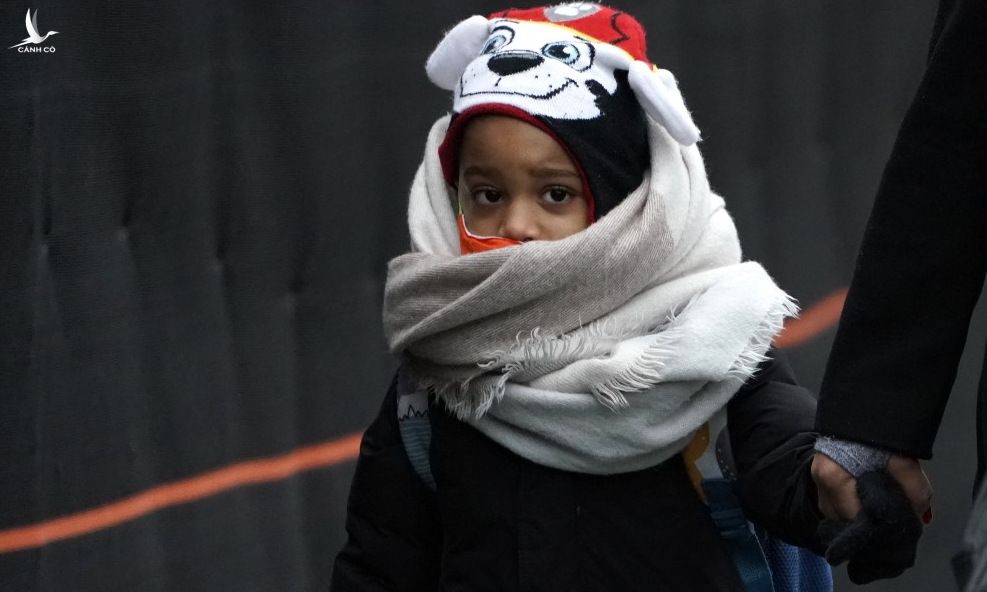 Trẻ em đến trường tại thành phố New York, Mỹ, hôm 3/1. Ảnh: AFP.