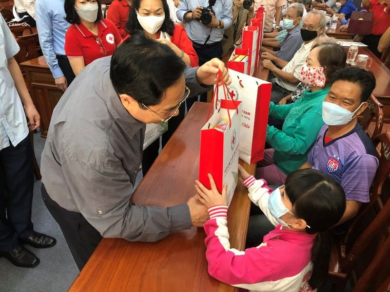 Thủ tướng thăm hỏi, tặng quà Tết cho người dân ở Cần Thơ - ảnh 7