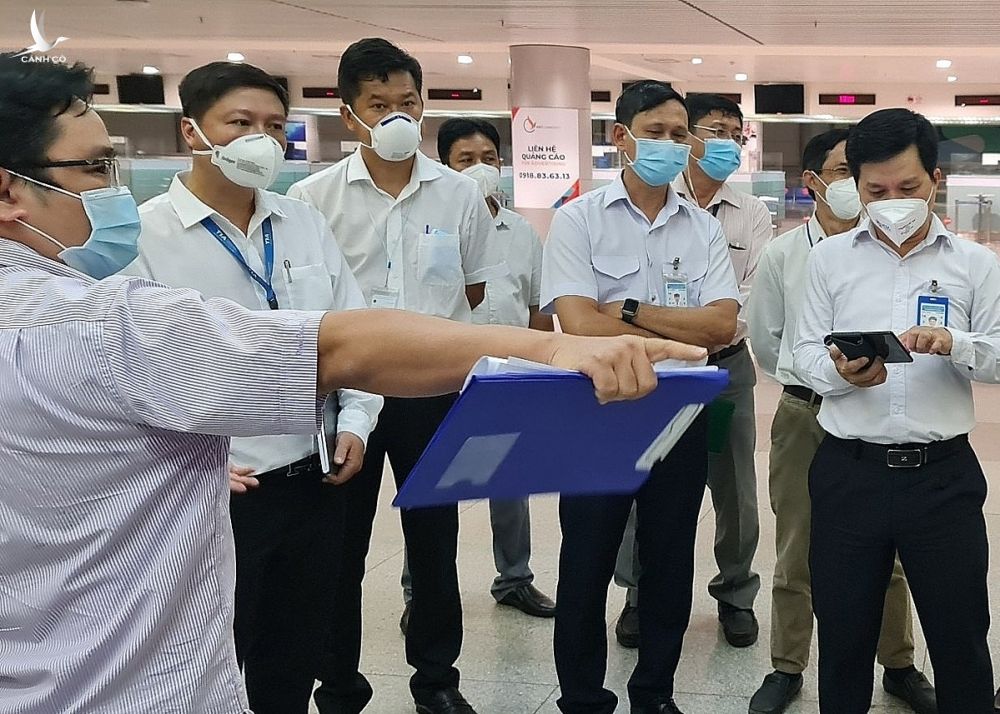 Đại diện các sở ban ngành làm việc tại buổi triển khai công tác phòng chống dịch tại sân bay Tân Sơn Nhất ngày 31/12. Ảnh: Trung tâm Kiểm soát Bệnh tật TP HCM