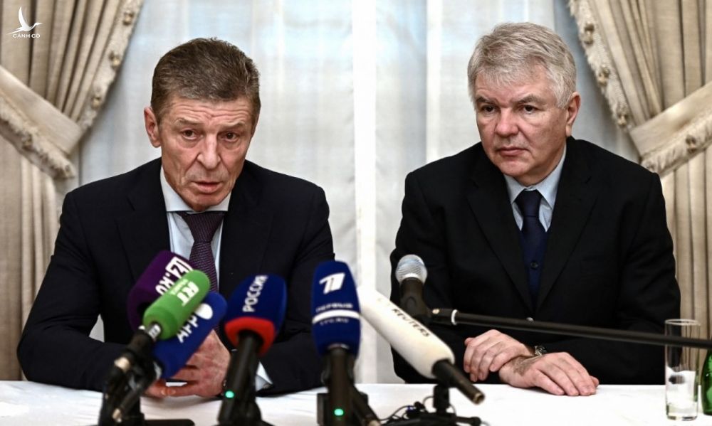 Phó thủ tướng Nga Dmitry Kozak (trái) và cố vấn tổng thống Ukraine Andriy Yermak tại họp báo sau cuộc gặp ở Paris, Pháp ngày 26/1. Ảnh: AFP.