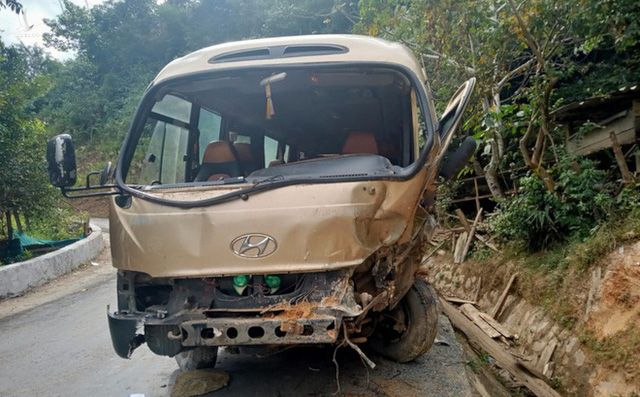 Xe khách chở 30 người về quê nghỉ Tết gặp sự cố đâm vào vách núi