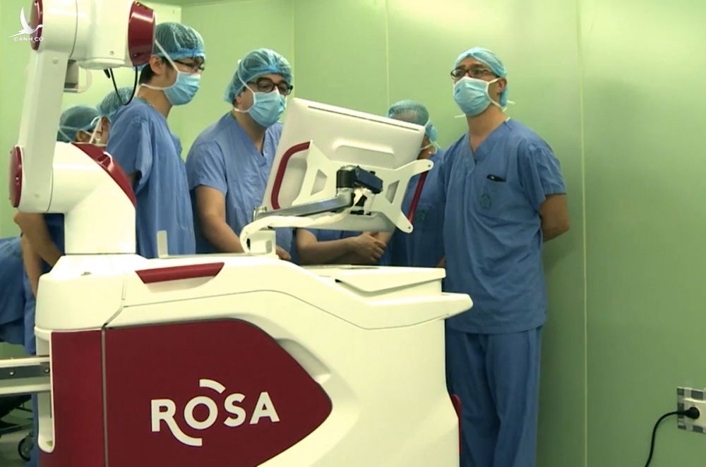 Tính đến tháng 5/2020, Robot Rosa bị annag khống giá gấp 5 lần đã điều trị cho 639 ca bệnh, giúp các bị can thu lợi bất chính hơn 10 tỷ đồng. Ảnh: Bệnh viện Bạch Mai