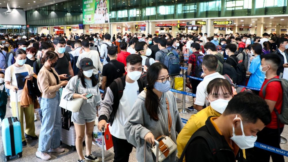 Sân bay Tân Sơn Nhất đông nghẹt người những ngày cận Tết